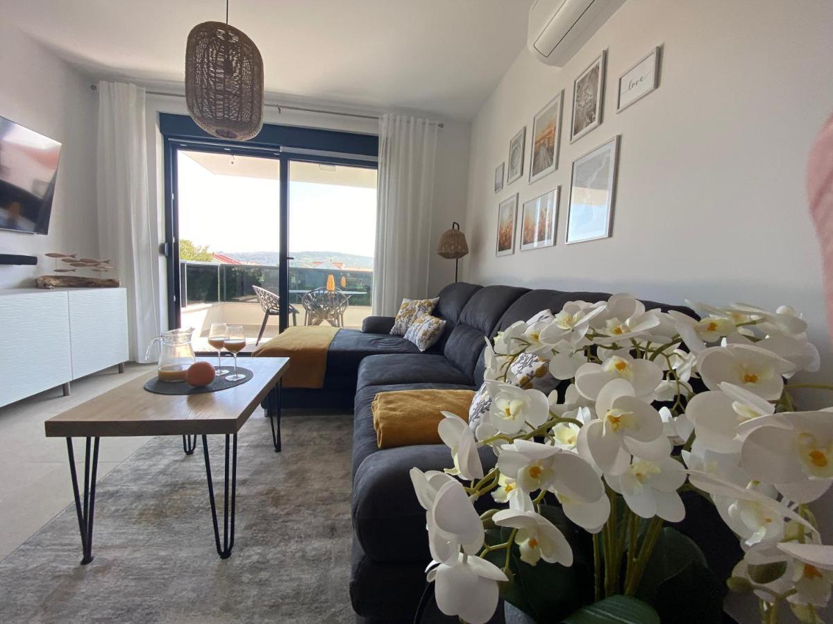 Apartment Agnes With 63 M2 Rooftop Terrace, Grill And Pool Okrug Gornji Exterior foto